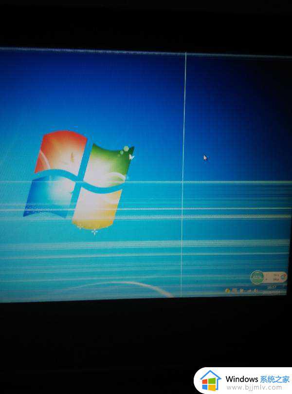 电脑屏幕白色条纹怎么回事 电脑出现白色条纹闪烁如何解决